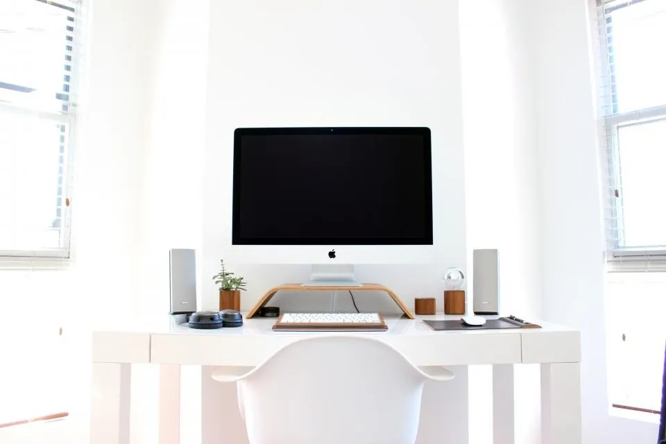 Estudio luminoso con ordenador y ventanas